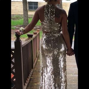 Selling a beautiful SHERRI HILL DRESS!!❤️.